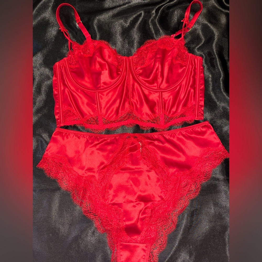 NEW W/ TAGS Victoria’s Secret Red Satin Pin Up Set 38C Bustier W/ XL Panties
